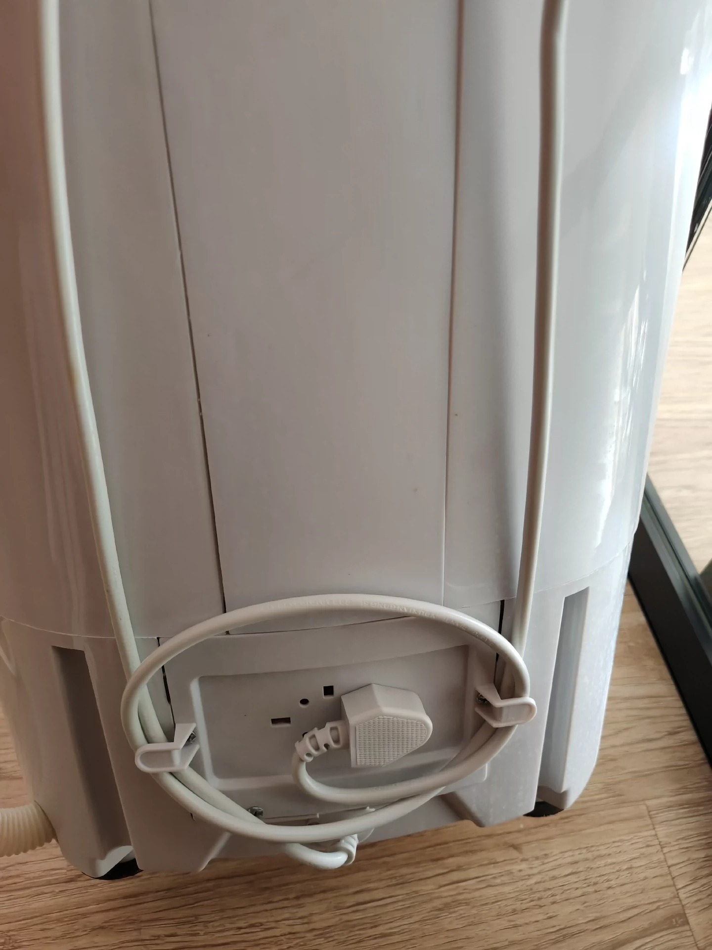 AUX奥克斯，洗衣机&洗鞋机一体小型家庭洗衣机，自带蓝光消毒杀菌除臭功能。 简介： 1、绝对个人闲置，正品9.5层新（几乎全新），没洗过鞋，只洗过衣服，使用频率